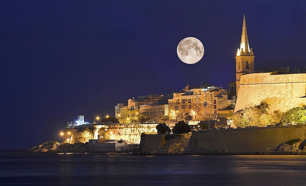 ‘Moon Before Yule’: A Poem by Margaret Coats