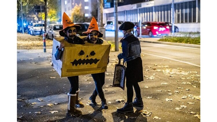 photo of kids trick-or-treating on Halloween (public domain)