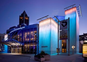 ‘Seeing Shen Yun in Milwaukee’: A Poem by Yulia Nova