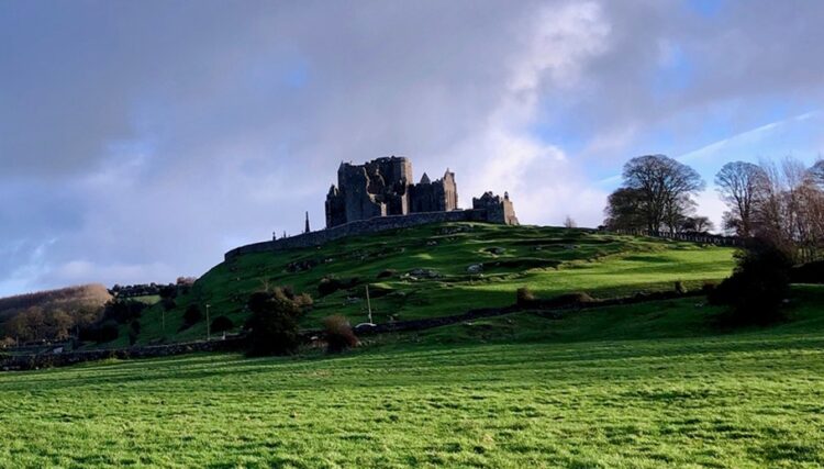 photo of Rock of Cashel, Caiseal, Éire (public domain)