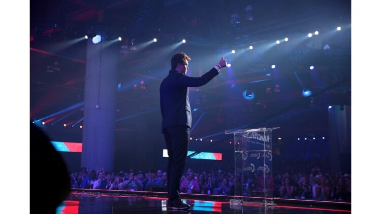 Charlie Kirk speaking with attendees at the 2021 AmericaFest at the Phoenix Convention Center (Gage Skidmore)