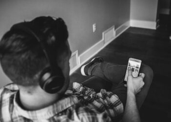 ‘The Cautionary Tale of Phone Addicted Mimi’: A Poem by Paul A. Freeman